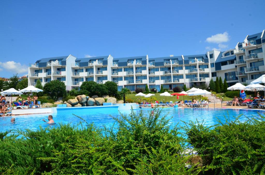 Bazén v ubytování Sineva Beach Hotel - All Inclusive nebo v jeho okolí