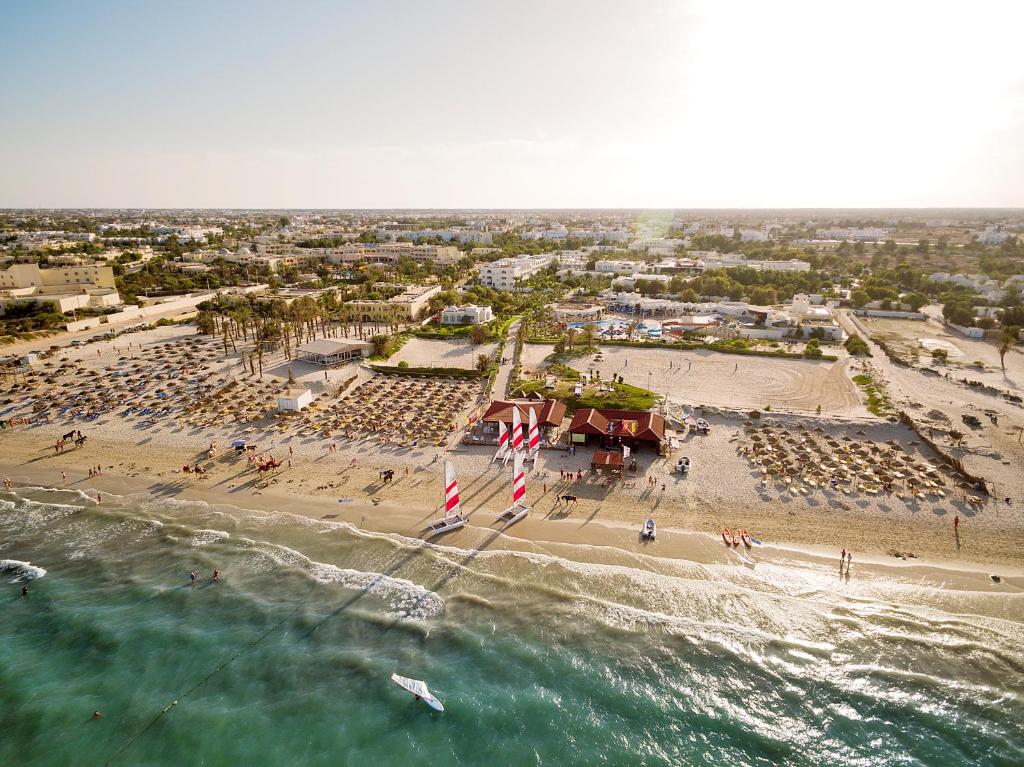 uma vista aérea de uma praia com um grupo de pessoas em TUI MAGIC LIFE Penelope Beach - Families & Couples em Midoun