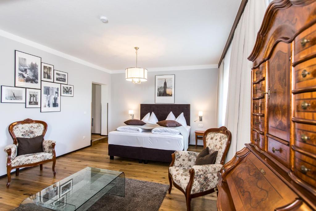 A bed or beds in a room at Landidyll-Hotel Nudelbacher