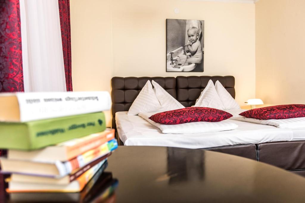 A bed or beds in a room at Landidyll-Hotel Nudelbacher