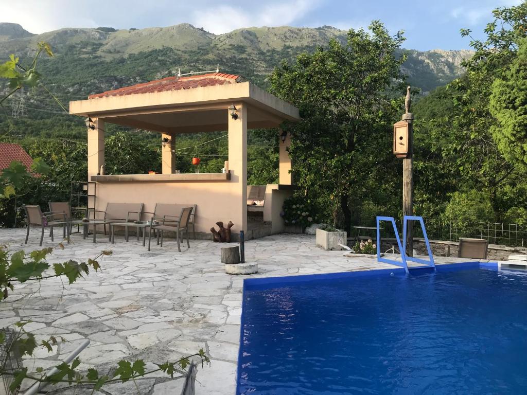 una piscina con cenador y una casa en Guest house Duletic en Budva