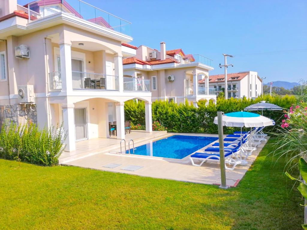 uma villa com uma piscina e uma casa em Villa Calis 1 em Fethiye