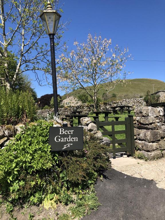 Queens Arms Litton - Family Room With Mountain View