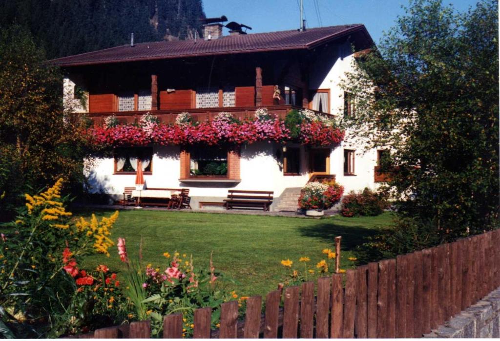 een huis met bloemen voor een tuin bij Haus Walch in Jerzens