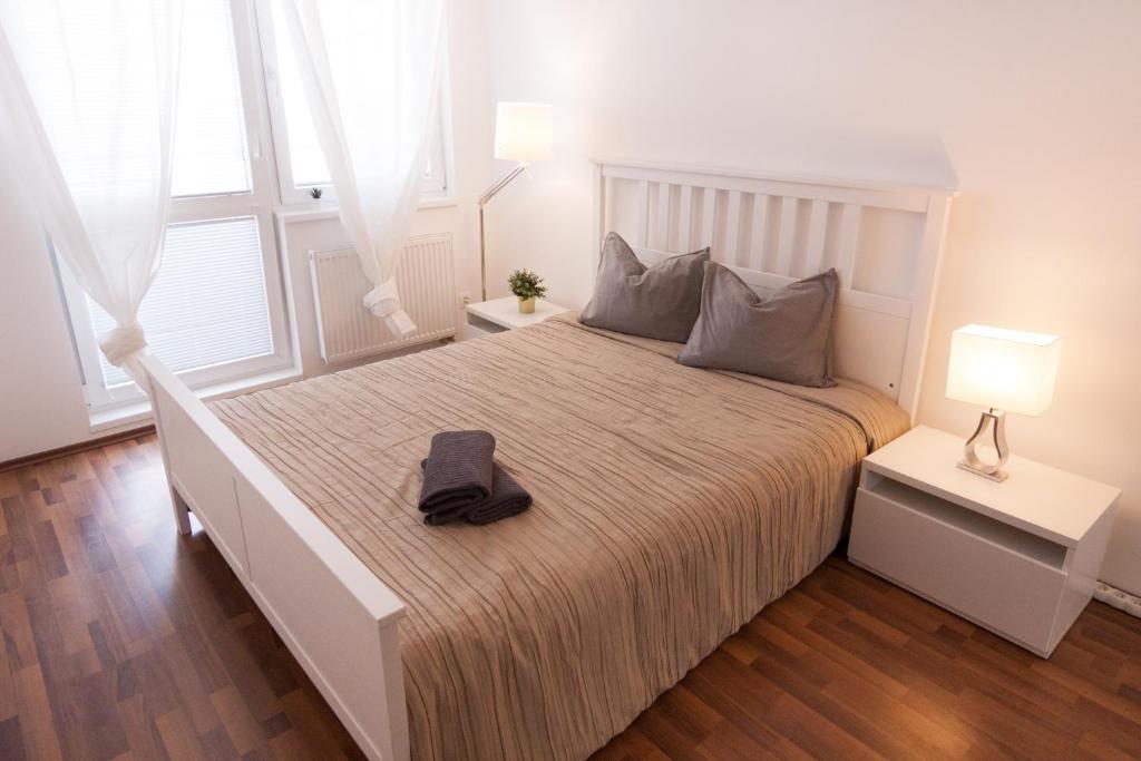 1 dormitorio con 1 cama grande con sombrero en After Eight Apartment, en Bratislava