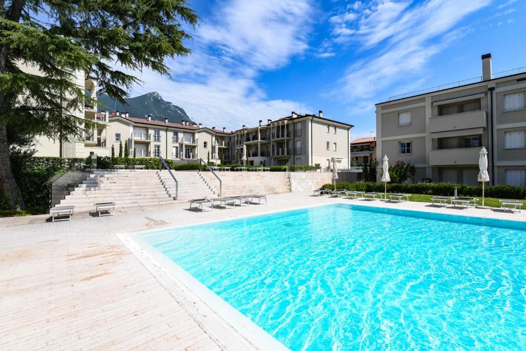 una grande piscina di fronte a un edificio di Corte Fasanella - Apartment Lillà a Toscolano Maderno