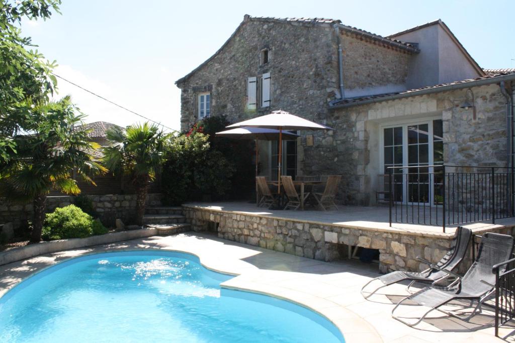 Swimmingpoolen hos eller tæt på Grand gîte Ardèche L'Avventura