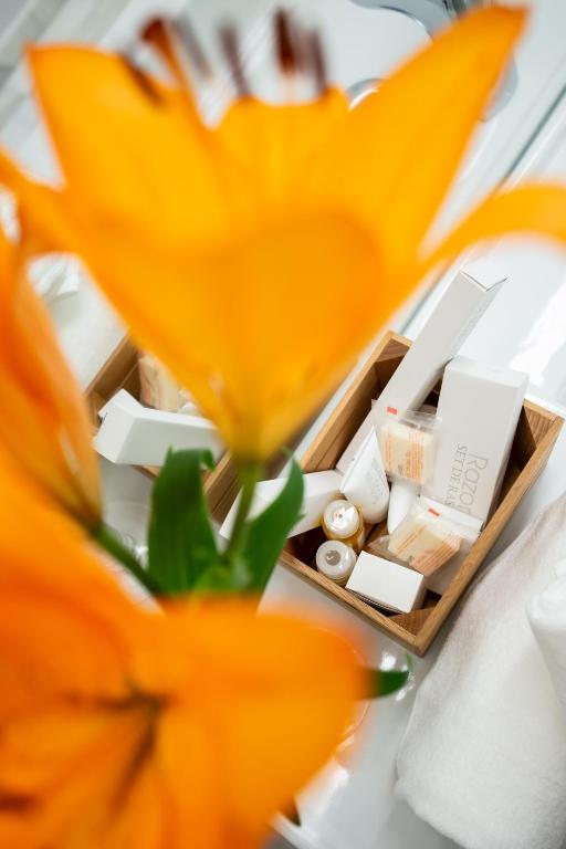a close up of a flower next to a box of cosmetics at Plazuela del Carbón Suites in Cádiz