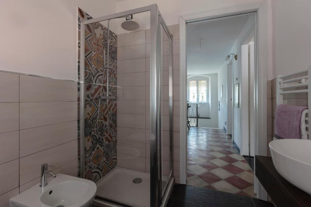 a bathroom with a shower and a toilet and a sink at La BRIGNA B&B Il bosco sul mare in Genoa