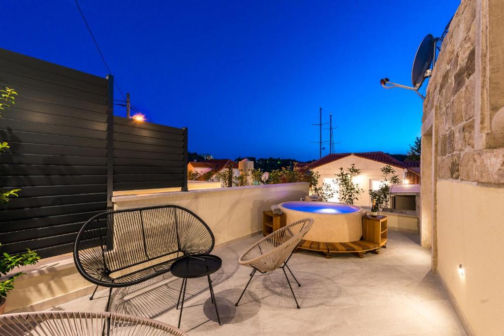 Casa Antika Suites - 一居室公寓，带露台和热水浴缸