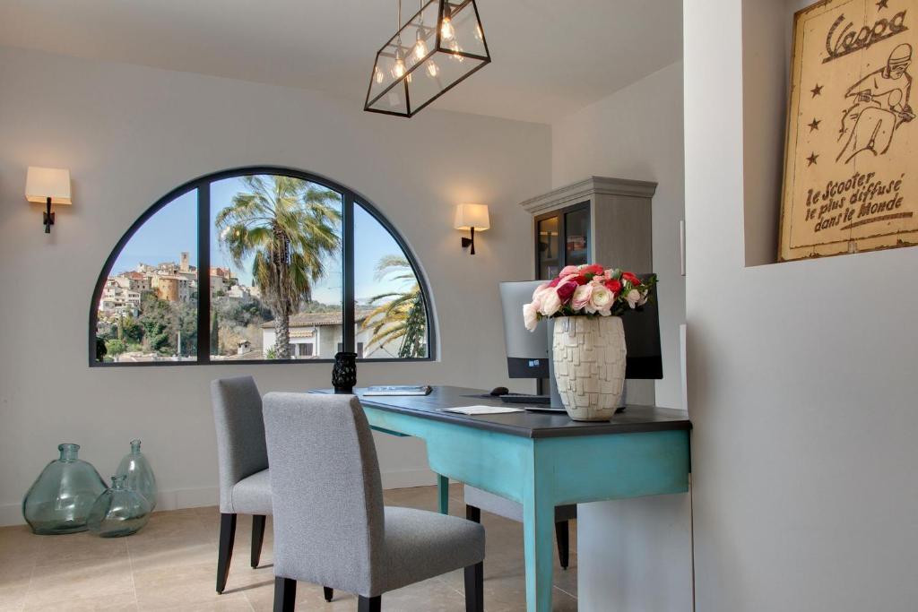 a home office with a blue desk and chairs at La Bastide de Biot in Biot
