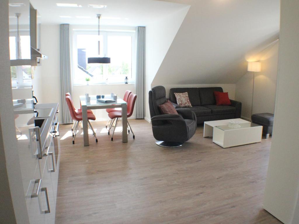 sala de estar con sofá y mesa en Sonnengarten 10 - Ruhepol, en Kellenhusen
