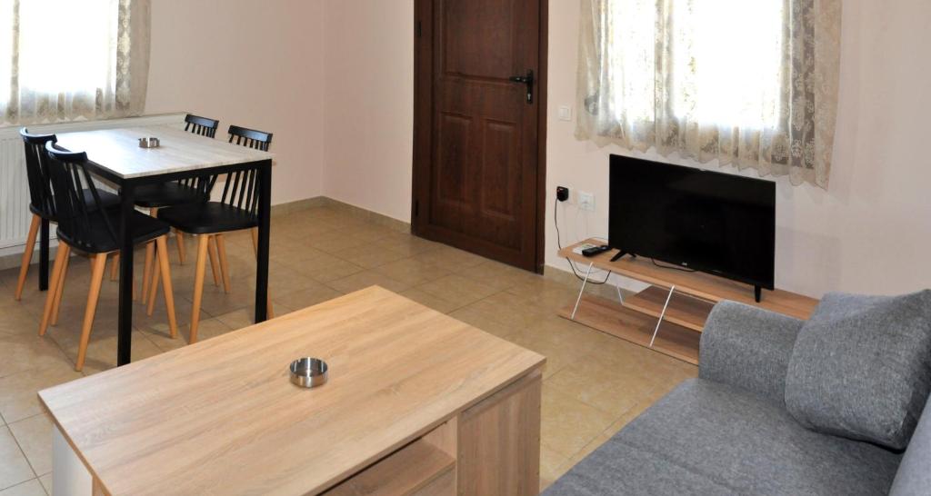 TV a/nebo společenská místnost v ubytování Houses Nikolaos