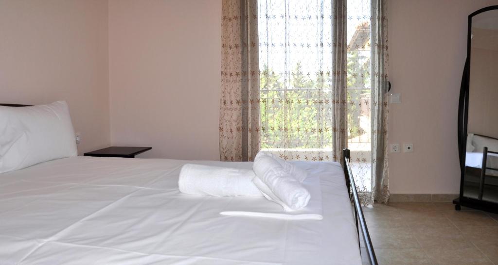 Postel nebo postele na pokoji v ubytování Houses Nikolaos