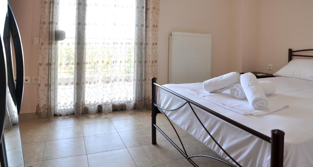 Postel nebo postele na pokoji v ubytování Houses Nikolaos