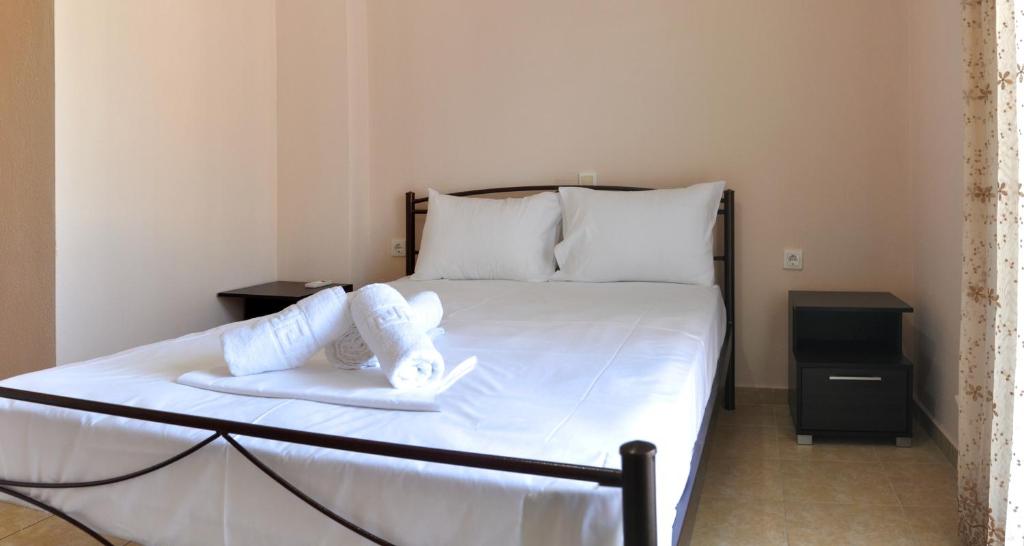 Postel nebo postele na pokoji v ubytování Houses Nikolaos