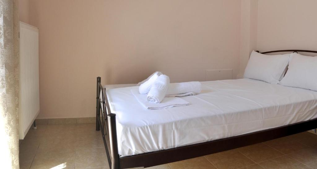 Postel nebo postele na pokoji v ubytování Houses Nikolaos