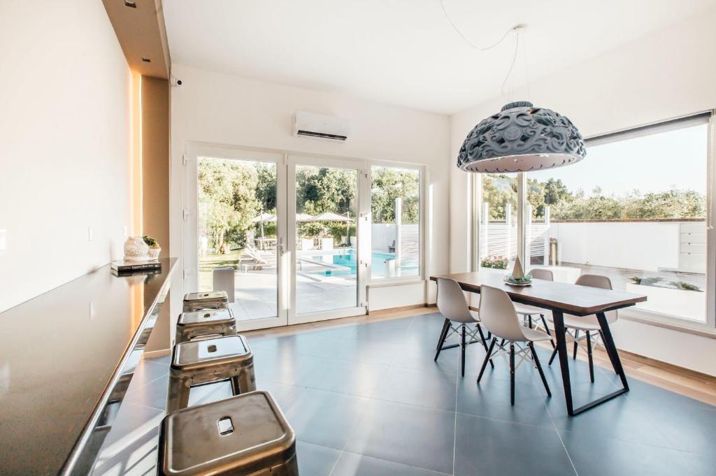 a dining room with a table and chairs at Suite 106 in Vasto