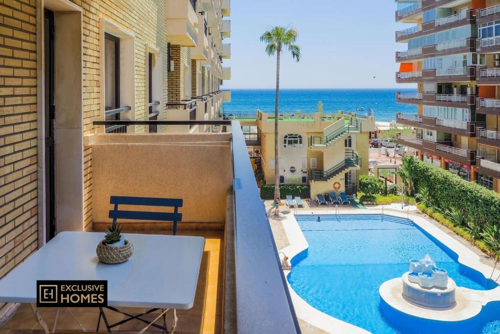 Bazén v ubytování Estupendo piso en primera linea de playa; RONDA IV nebo v jeho okolí