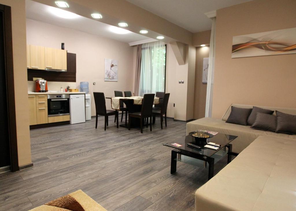 NIKI Apart في صوفيا: غرفة معيشة مع أريكة وطاولة