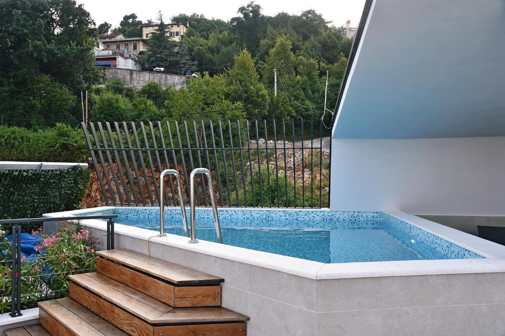 Basen w obiekcie Apartments in Villa Ziza, rooftop swimming pool lub w pobliżu