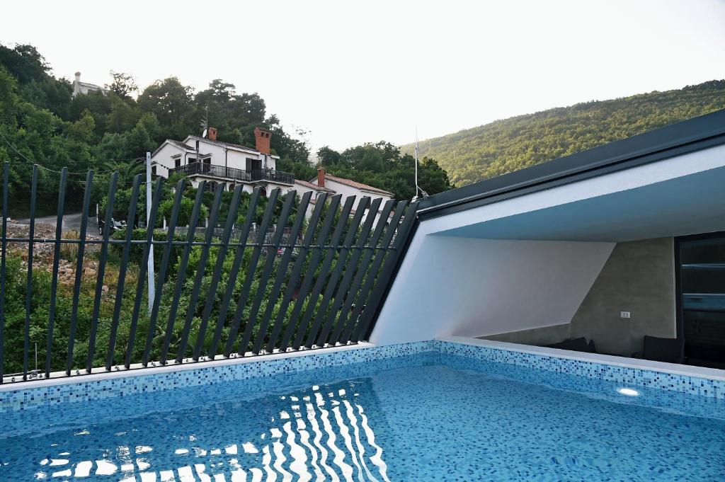 Basen w obiekcie Apartments in Villa Ziza, rooftop swimming pool lub w pobliżu
