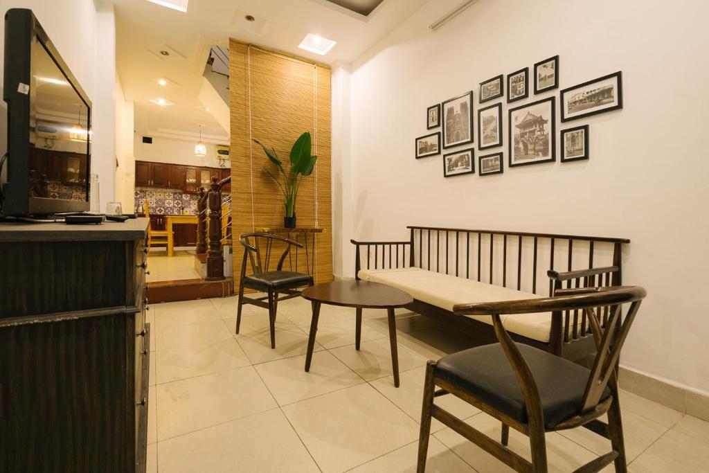 un restaurante con mesa y sillas en una habitación en Michi 6 en Hanoi