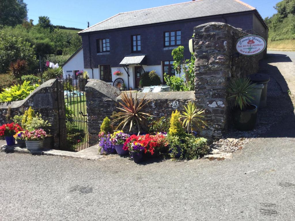 Κήπος έξω από το Coombe House B&B
