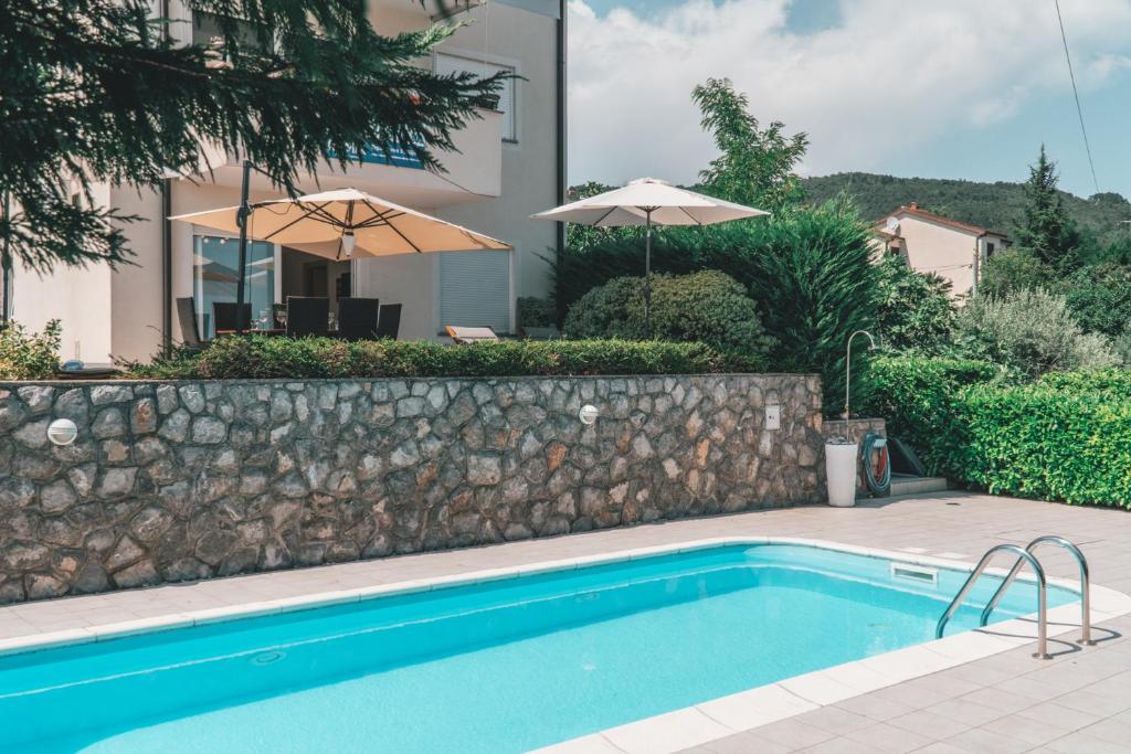 Bazén v ubytovaní Pool Apartment Maurina Opatija with sea view alebo v jeho blízkosti