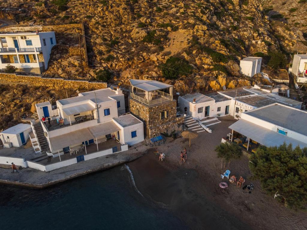una vista aérea de una casa en la playa en Poudas House, en Cherronisos