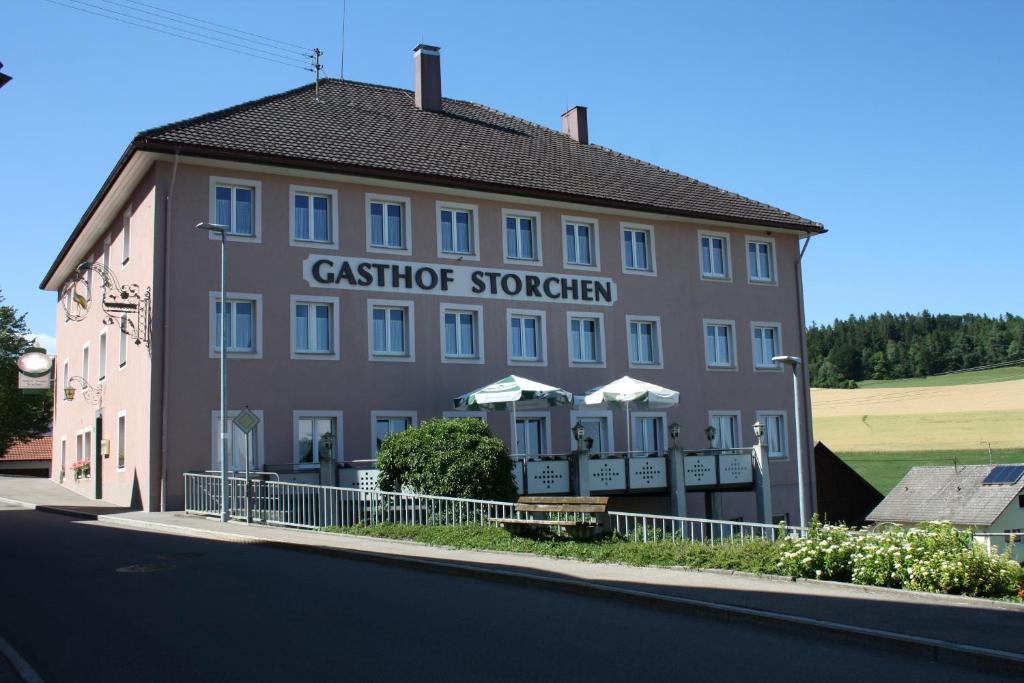 瓦爾茨胡特田根的住宿－Gasthaus Storchen，道路一侧的建筑物
