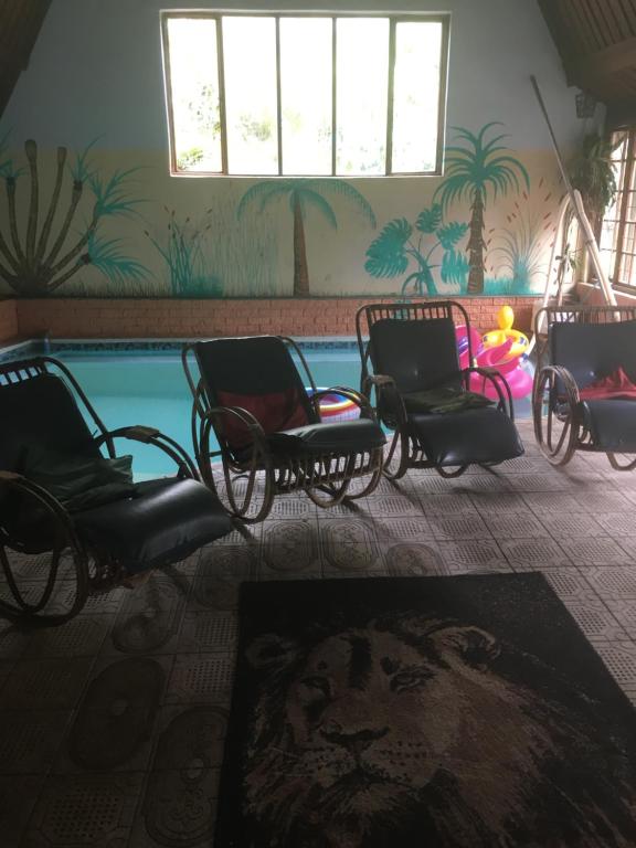 een groep stoelen naast een zwembad bij ADS Overnight Accommodation in Richards Bay