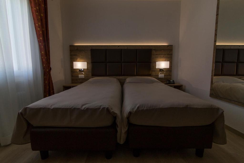 Postel nebo postele na pokoji v ubytování Hotel Tre Pini