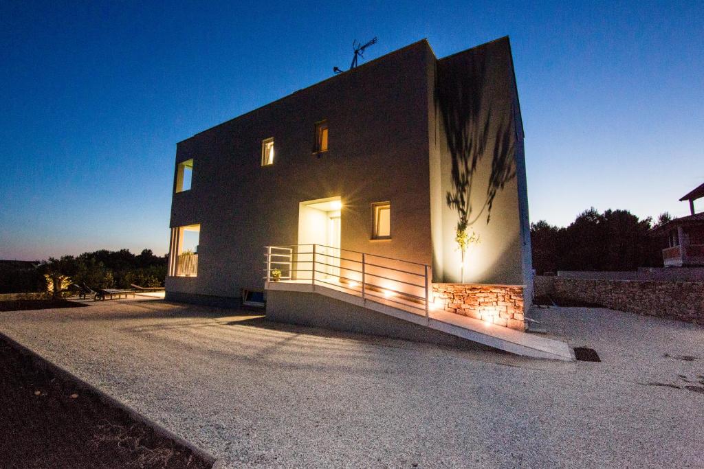 Budova, v ktorej sa vila nachádza