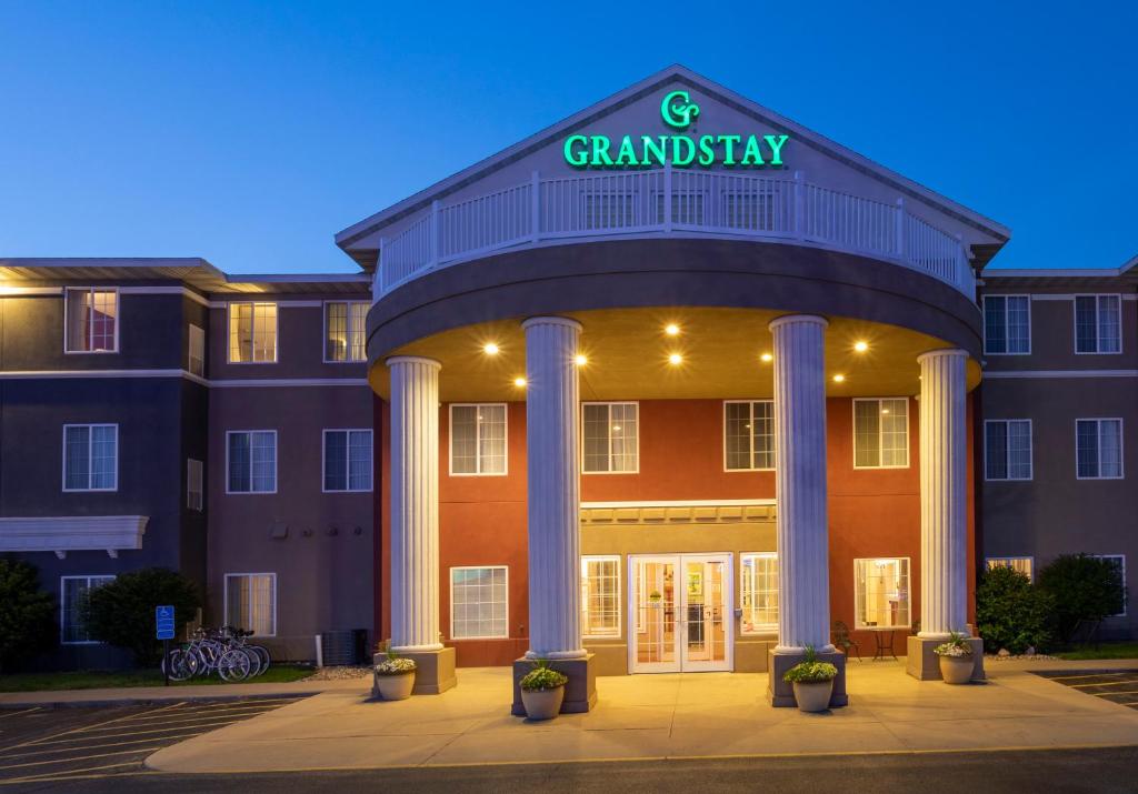 een gebouw met een bord erop bij GrandStay Hotel & Suites Ames in Ames