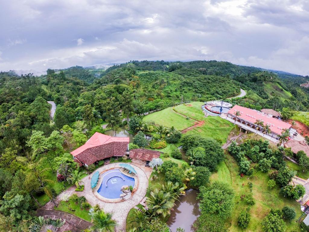 una vista aérea de un complejo con piscina en Hotel Hacienda Don Paolo, en San Vito