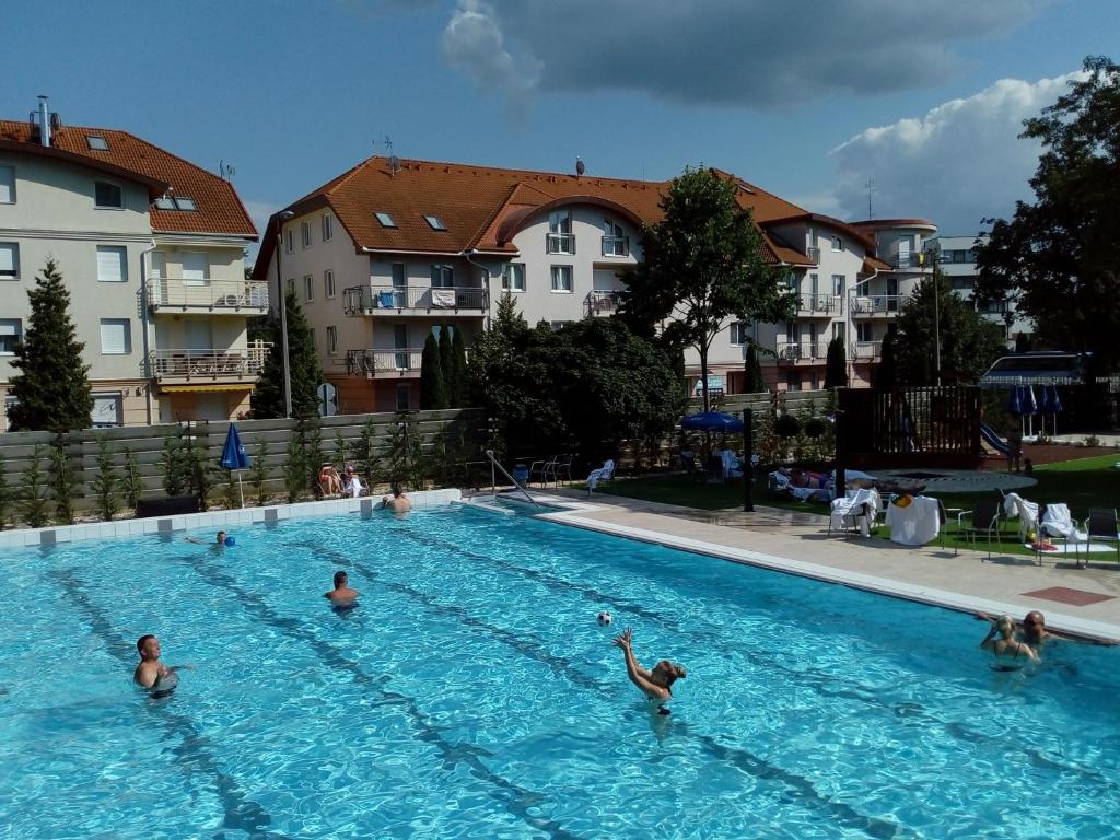 Bazén v ubytování Hotel Barátság nebo v jeho okolí