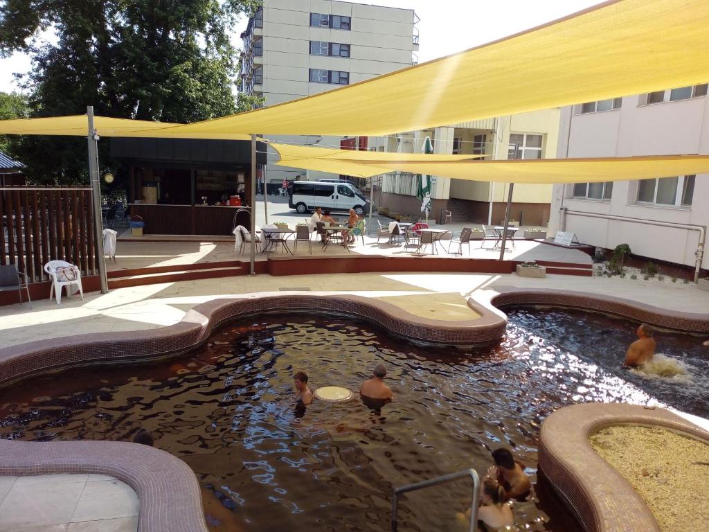 Bazén v ubytování Hotel Barátság nebo v jeho okolí