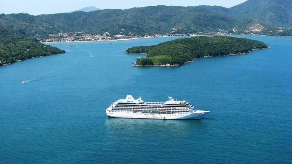 un crucero en un gran cuerpo de agua en Apartamento centro Porto belo!!, en Porto Belo