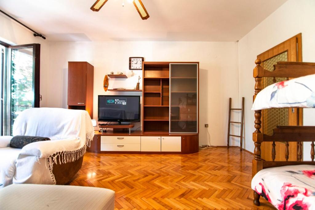 TV a/nebo společenská místnost v ubytování Apartments Mare