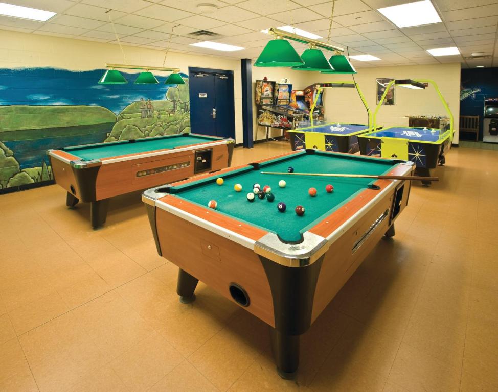 une salle de billard avec 2 billards dans une pièce dans l'établissement Club Wyndham Shawnee Village, à East Stroudsburg