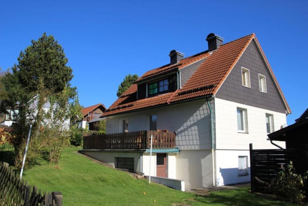 uma grande casa branca com um telhado castanho em Ferienhaus Lilo em Braunlage