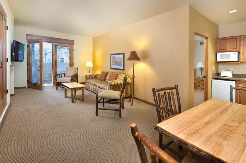 sala de estar con sofá y mesa en WorldMark Taos, en Taos