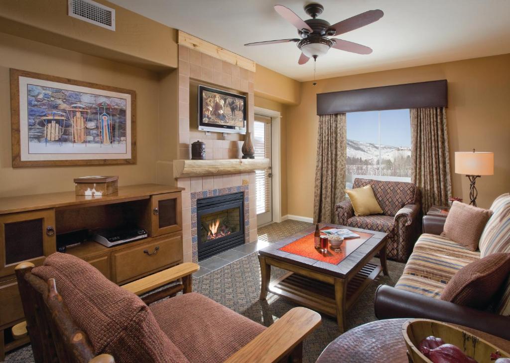 Una sala de estar con chimenea y un sofá. en WorldMark Steamboat Springs, en Steamboat Springs
