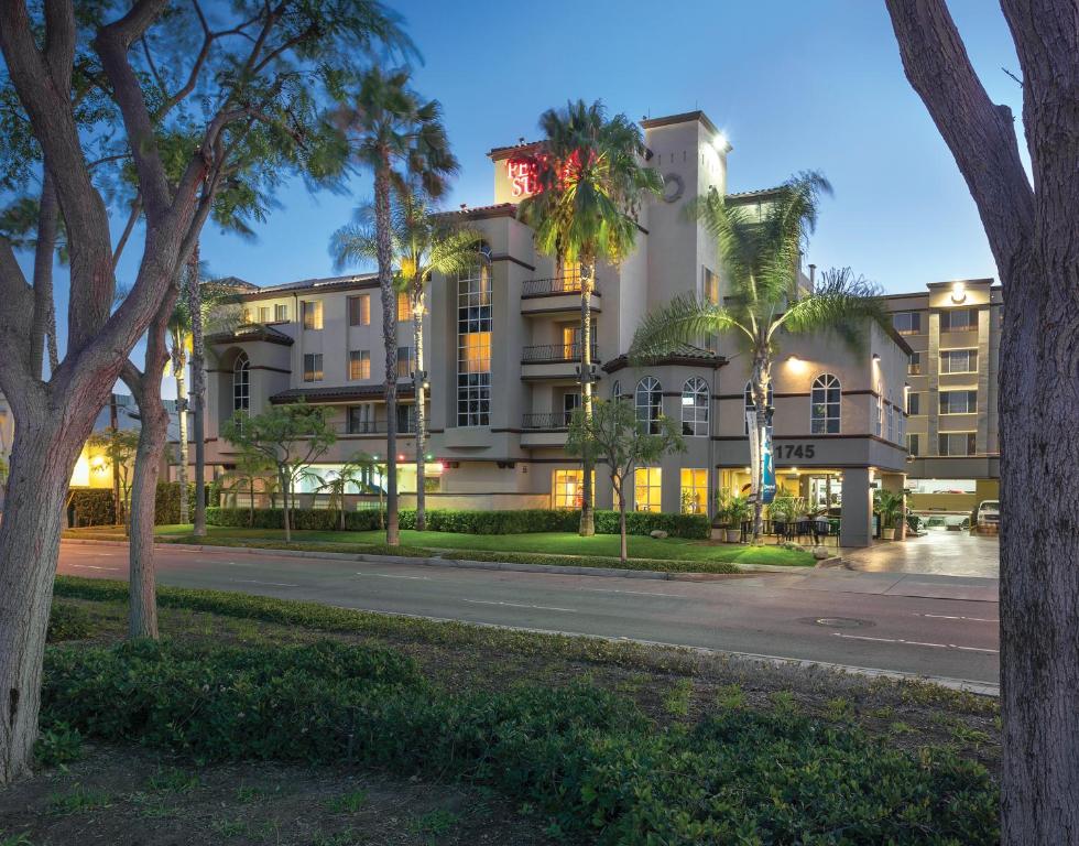 Gallery image of Peacock Suites in Anaheim