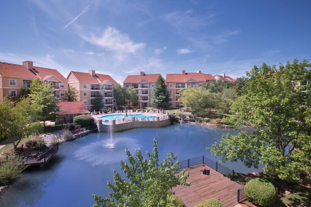 un complejo de apartamentos con piscina y parque acuático en Club Wyndham Branson at The Meadows en Branson