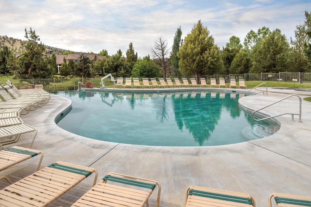 uma grande piscina com cadeiras e um visor de piscina em WorldMark Eagle Crest em Redmond