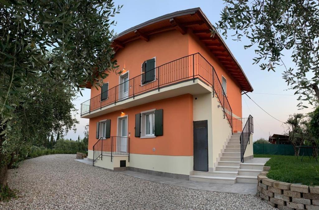 a house with a staircase on the side of it at Casa Mìtìlà in Bardolino