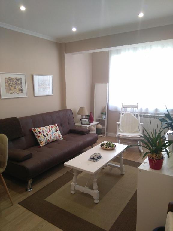 sala de estar con sofá y mesa de centro en Torre Center II, en Santiago de Compostela