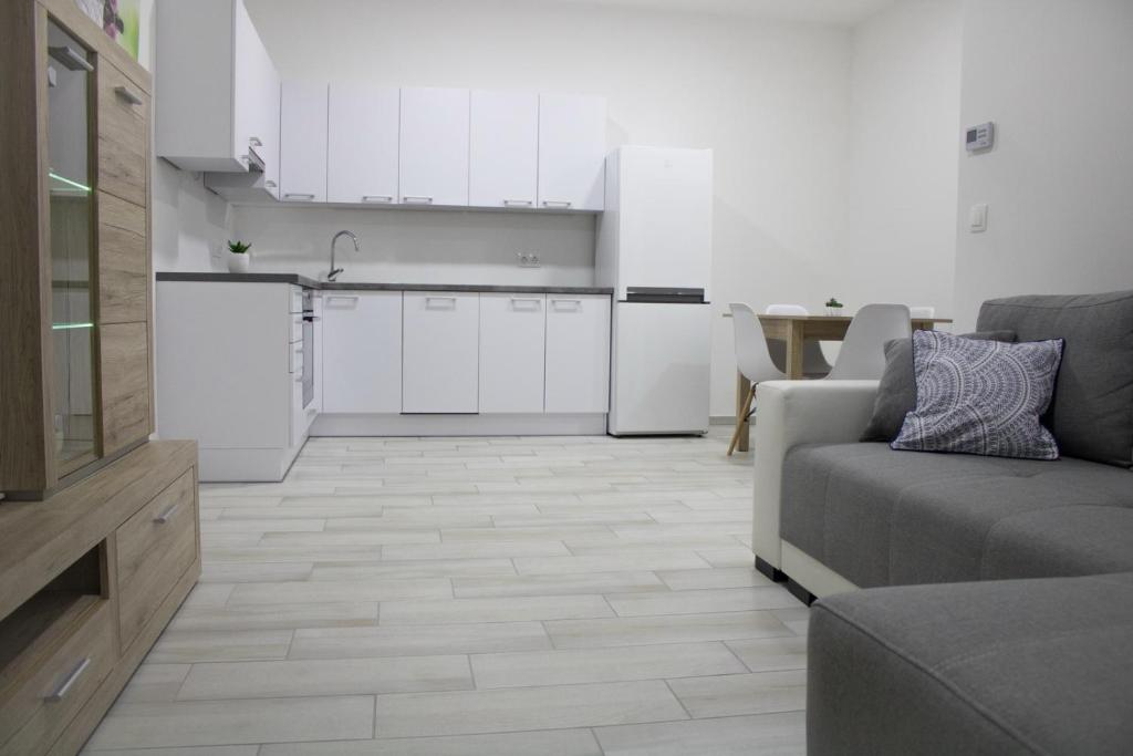 Kuchyňa alebo kuchynka v ubytovaní Trika Apartman